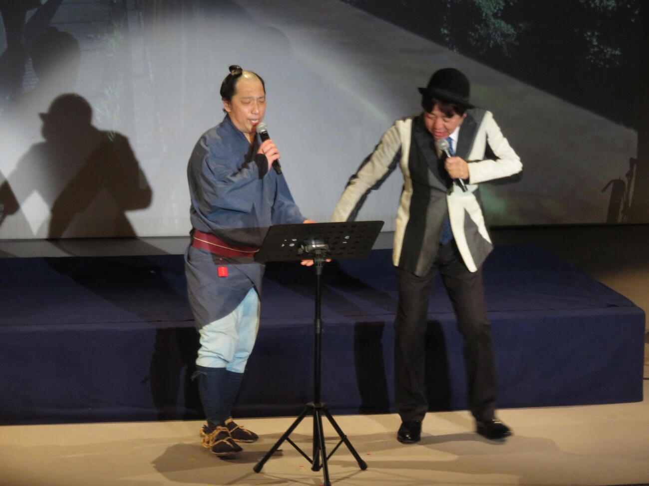 立川志の八（左）とタマ伸也