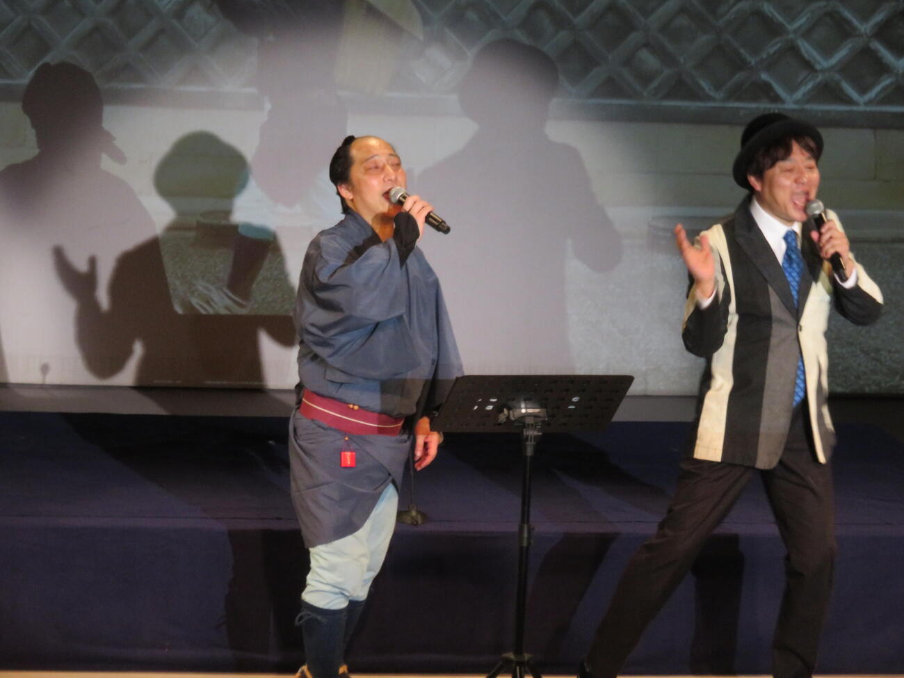 立川志の八（左）とタマ伸也