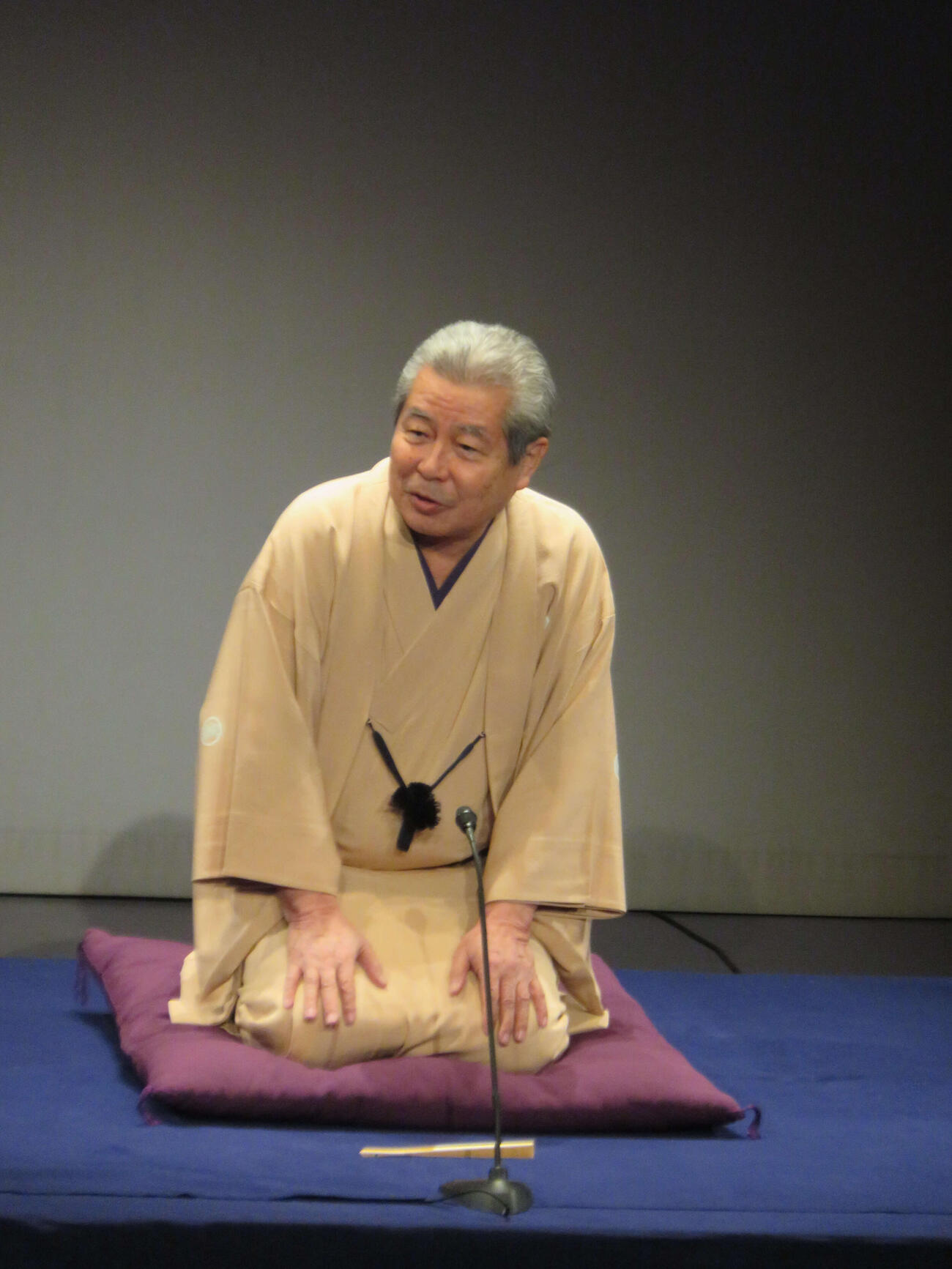 「猫の皿」を演じる立川志の輔