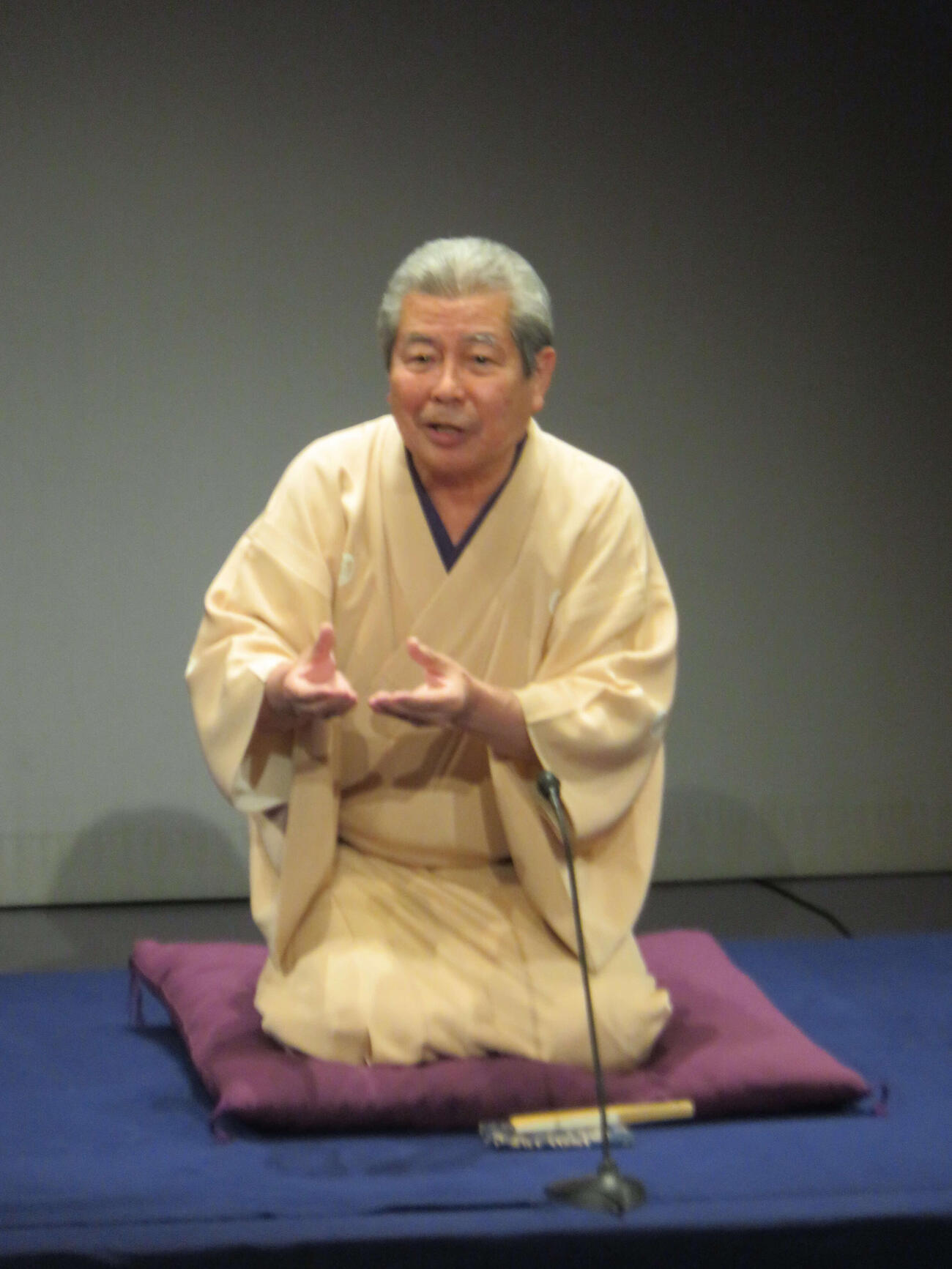 「猫の皿」を演じる立川志の輔