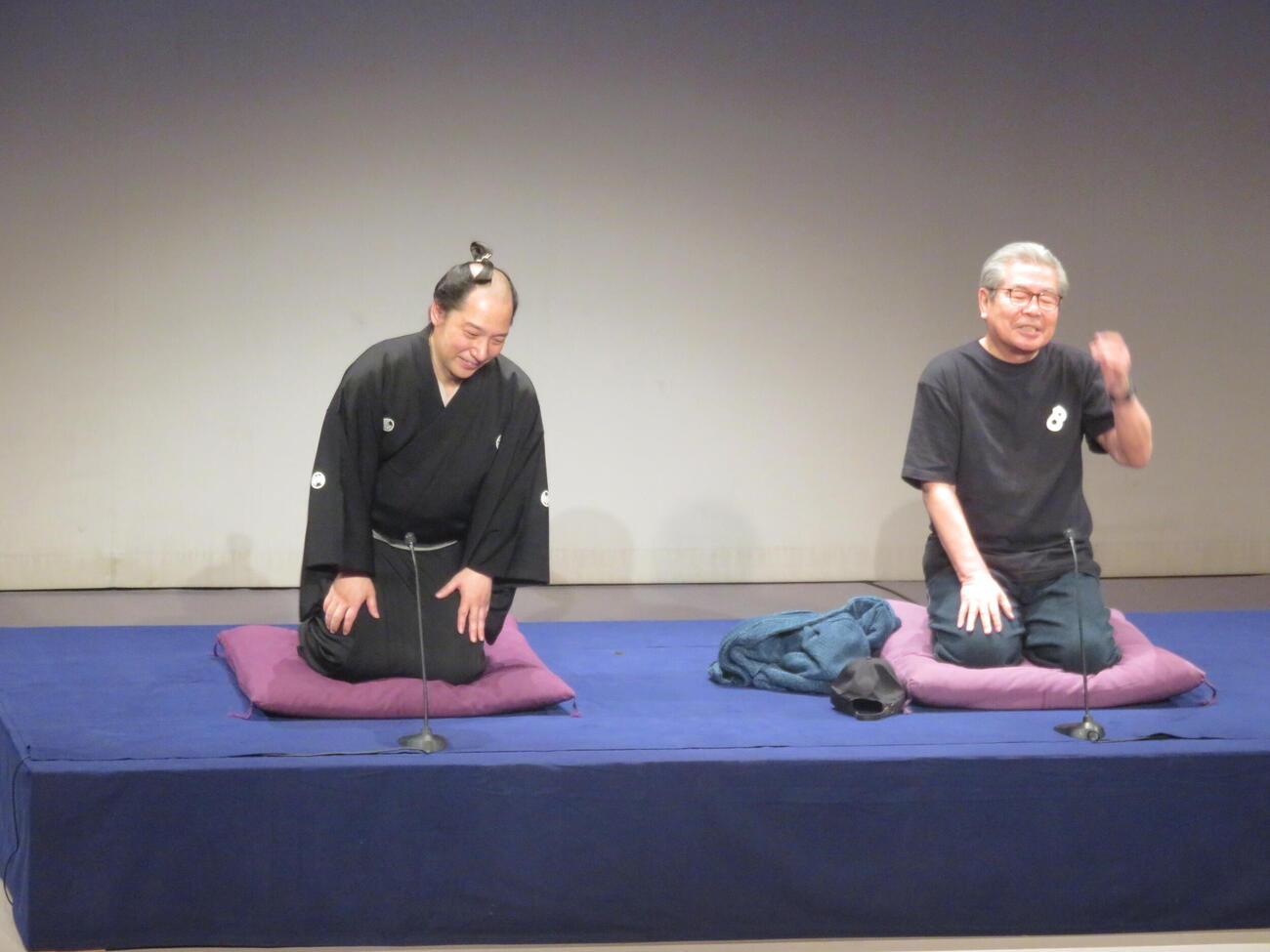 立川志の八（左）が楽屋に置いたオリジナルTシャツ姿で「談志にこんなことしたら生きて行けない」と言う立川志の輔