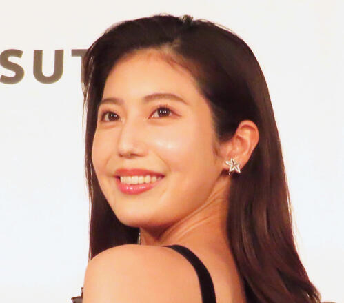“令和の峰不二子”阿部なつき、曲線美ボディー際立つ黒ニット「スタイル最強すぎ」京都ショット