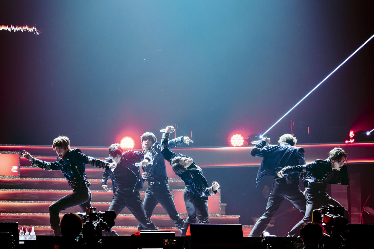 「2026 RIIZE CONCERT TOUR［RIIZING LOUD］Special Edition in TOKYO DOME」でパフォーマンスするRIIZE（田中聖太郎氏撮影）