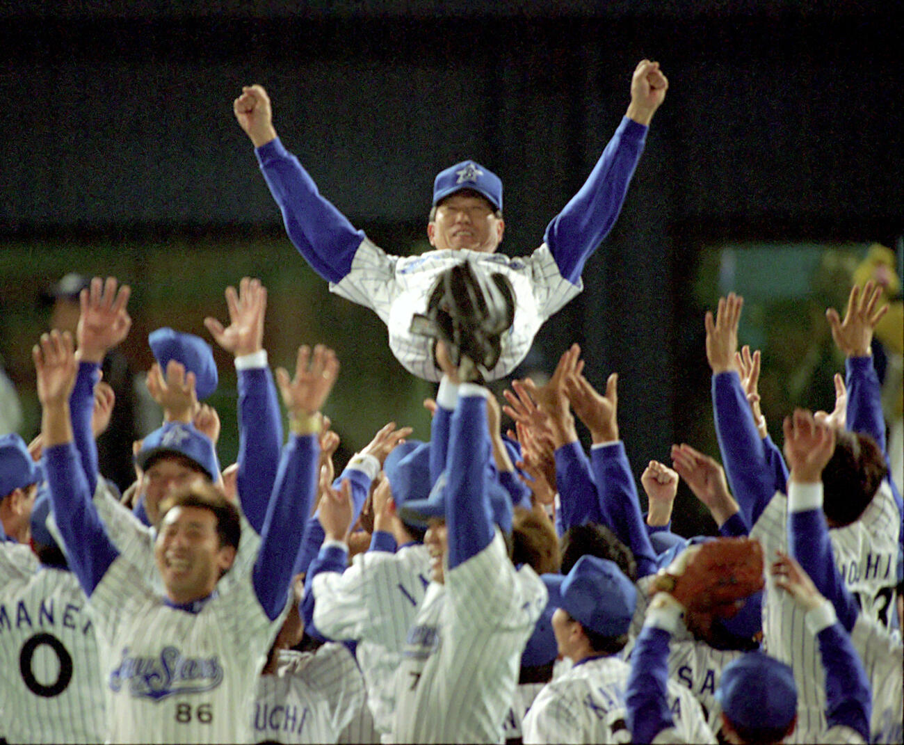 98年10月、西武を破り日本一を決めた横浜権藤監督は大歓声の中10度舞い上がった