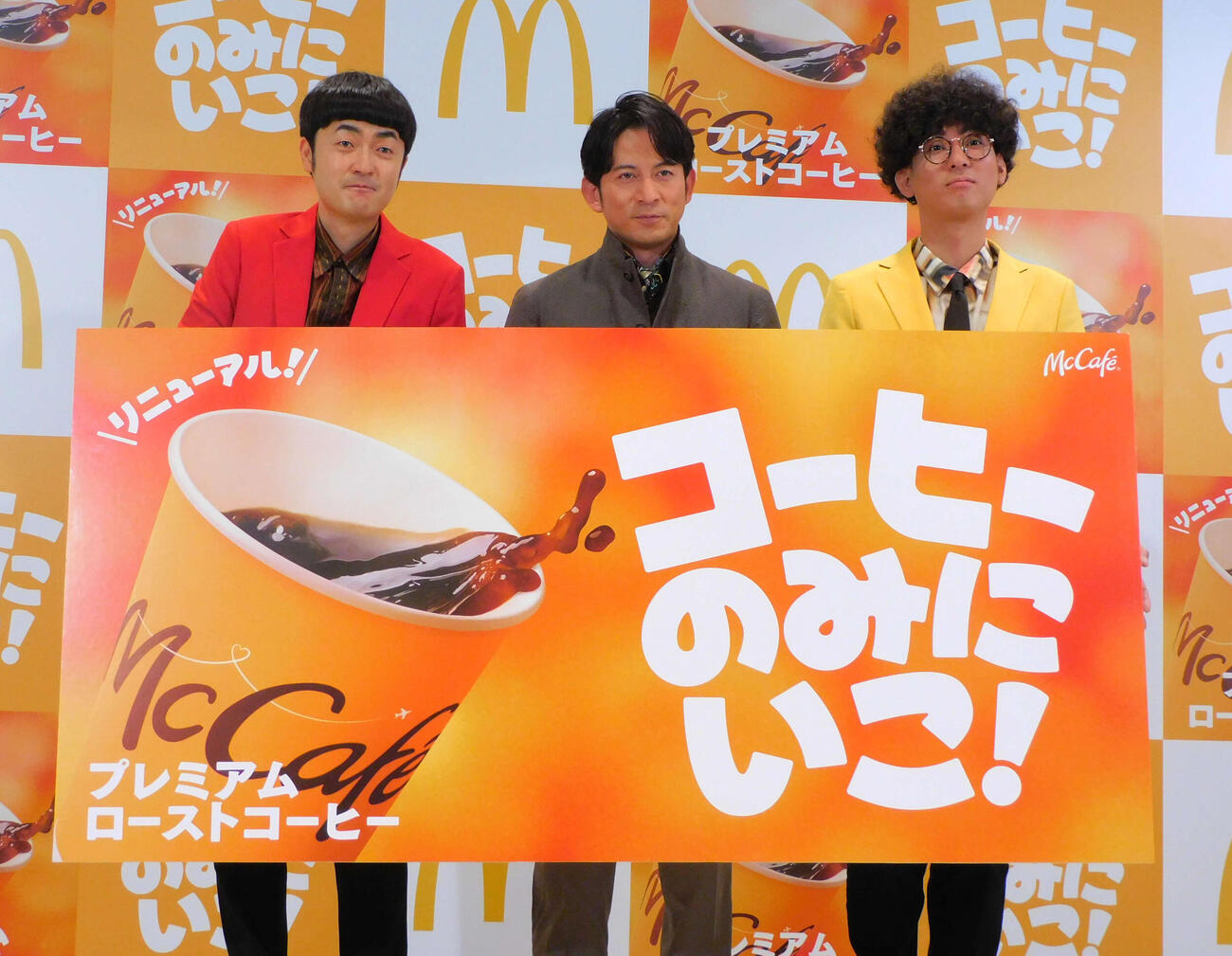 マクドナルドのプレミアムローストコーヒーリニューアル発表イベントに登壇した岡田准一（中央）、左右はお笑いコンビたくろう（撮影・寺本吏輝）