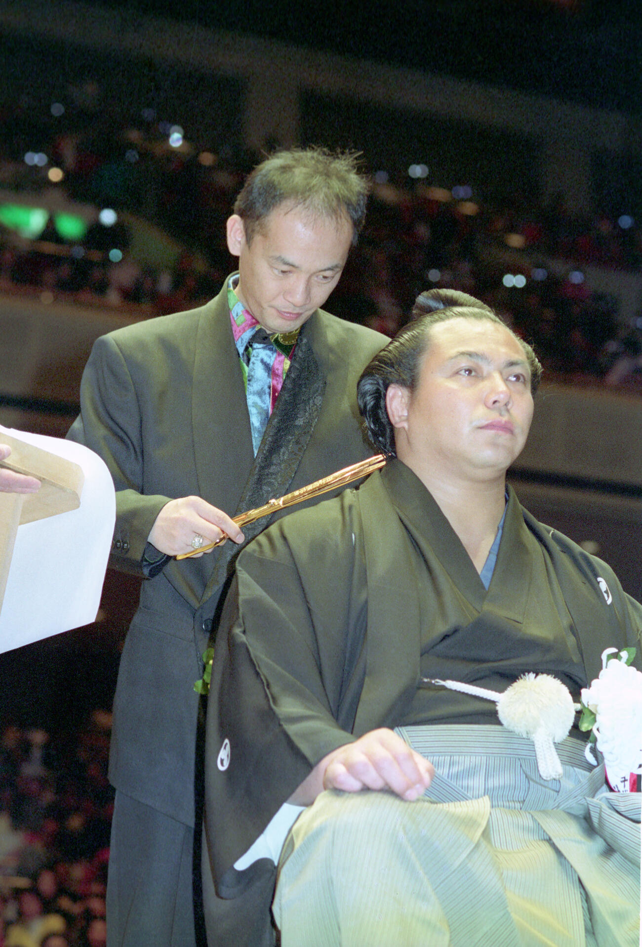 千代の富士の断髪式ではさみを入れる松山千春（92年2月撮影）