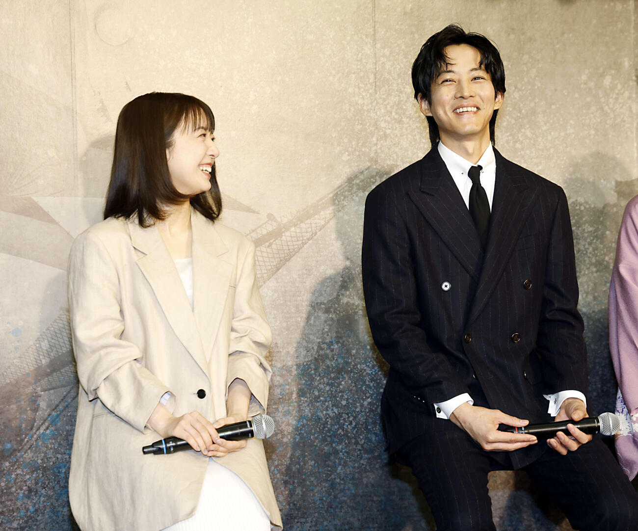 2027年大河ドラマ「逆賊の幕臣」出演者発表会見に登壇し、笑顔を見せる松坂桃李（右）と上白石萌音（撮影・山本朝陽）