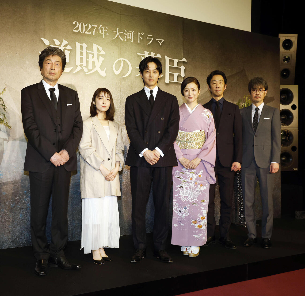 2027年大河ドラマ「逆賊の幕臣」出演者発表会見でフォトセッションを行った登壇者、左から中村雅俊、上白石萌音、松坂桃李、鈴木京香、北村有起哉、岡部たかし（撮影・山本朝陽）