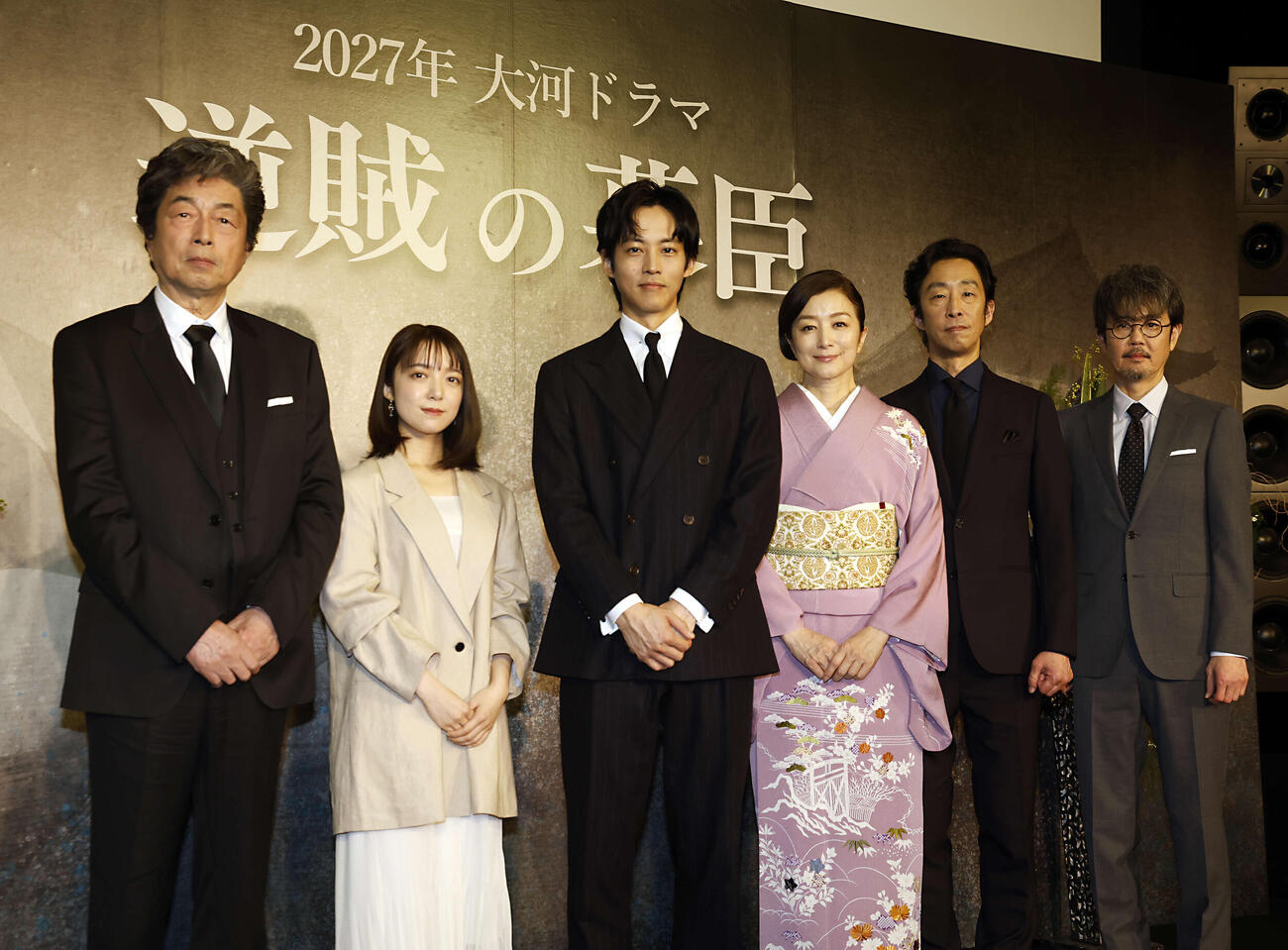 2027年大河ドラマ「逆賊の幕臣」出演者発表会見でフォトセッションを行った登壇者、左から中村雅俊、上白石萌音、松坂桃李、鈴木京香、北村有起哉、岡部たかし（撮影・山本朝陽）