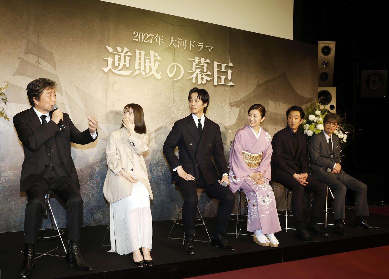 2027年大河ドラマ「逆賊の幕臣」出演者発表会見で話す中村雅俊と耳を傾ける共演者、左から中村雅俊、上白石萌音、松坂桃李、鈴木京香、北村有起哉、岡部たかし（撮影・山本朝陽）