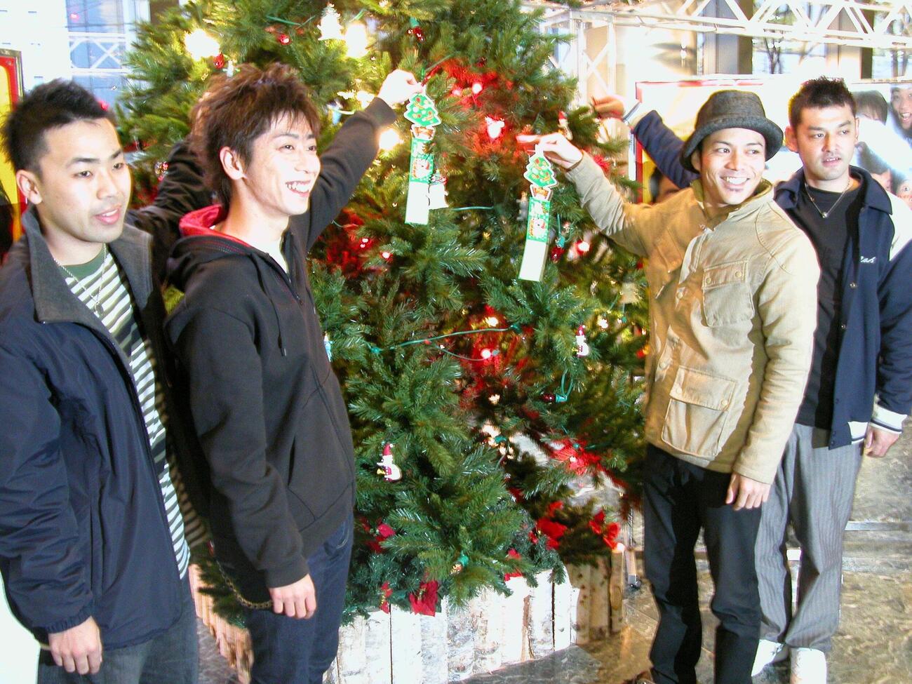 マジっすか番組特製クリスマスツリーの前で笑顔をみせる「フットボールアワー」と「シャンプーハット」（2002年11月撮影）