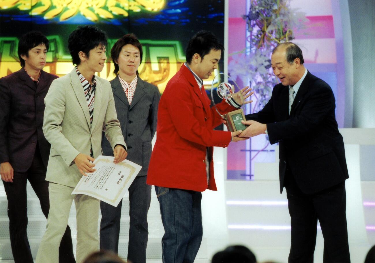 「第1回　MBS新世代漫才アワード」　優勝、表彰されるフットボールアワーの（左から）後藤輝基、岩尾望（2003年8月撮影）