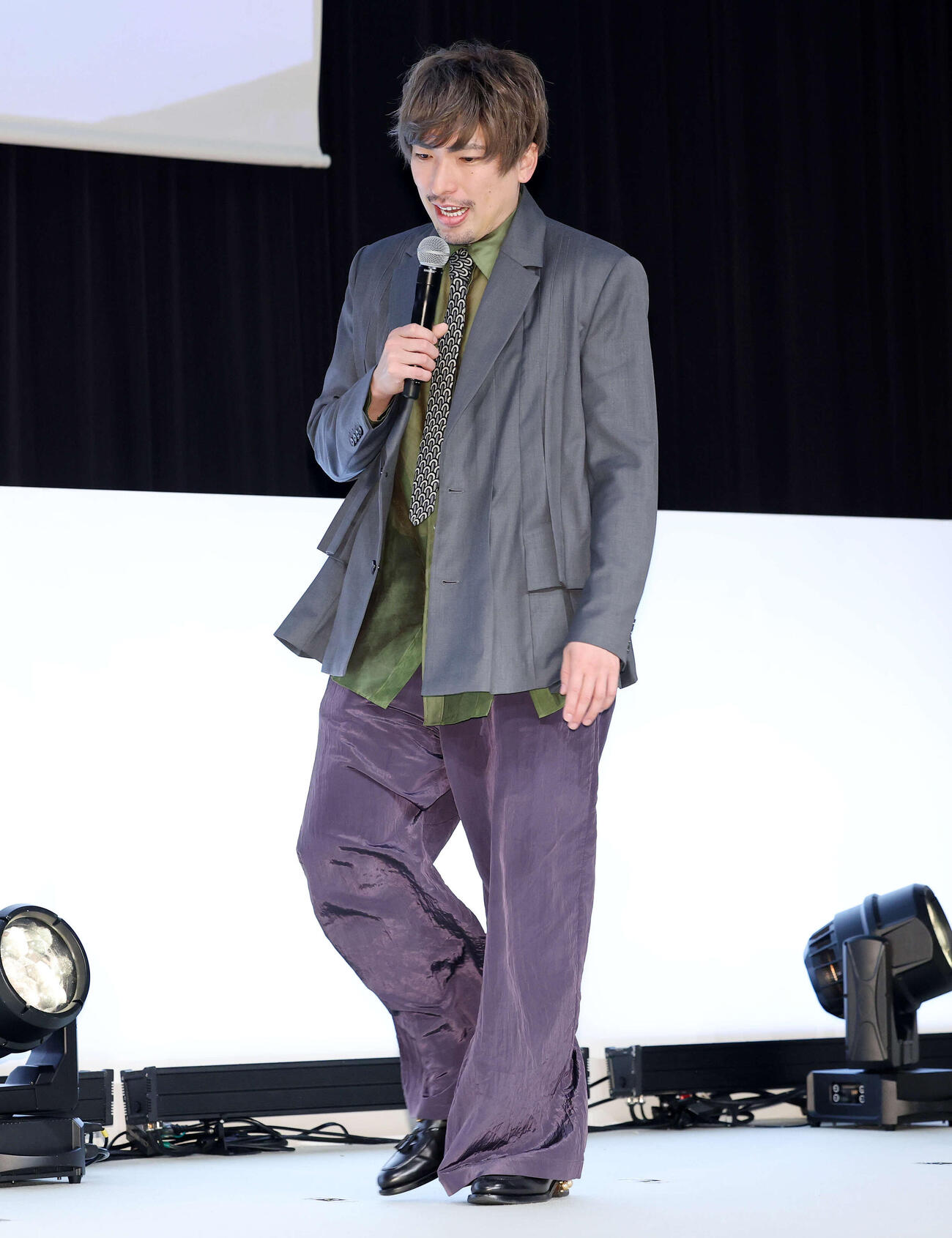 トークショーに臨むEXITりんたろー（撮影・鈴木正人）　