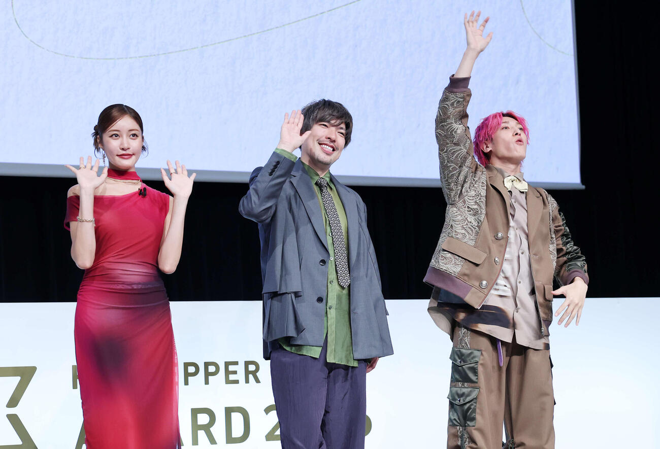 写真に納まる、左から王林、EXITりんたろー、兼近（撮影・鈴木正人）　