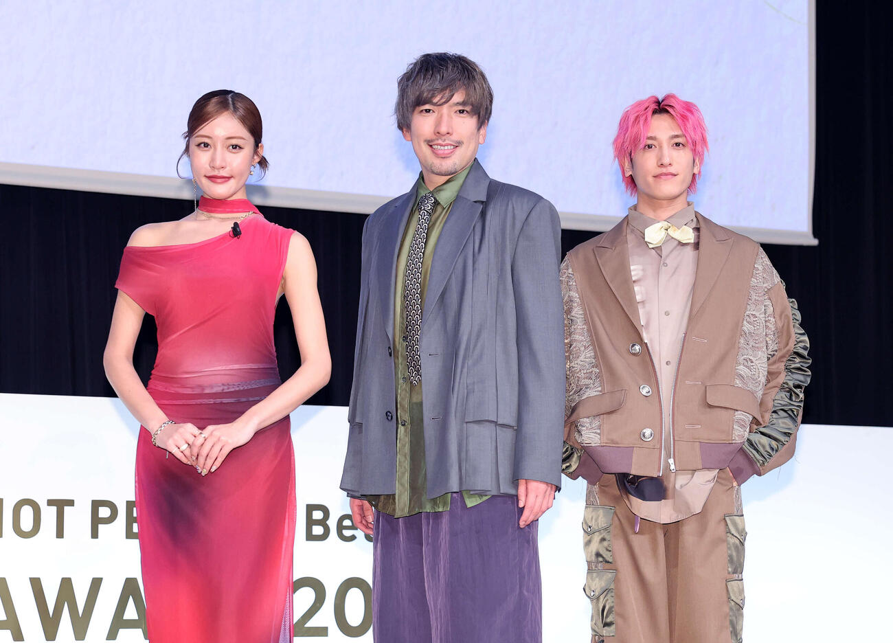 写真に納まる、左から王林、EXITりんたろー、兼近（撮影・鈴木正人）　