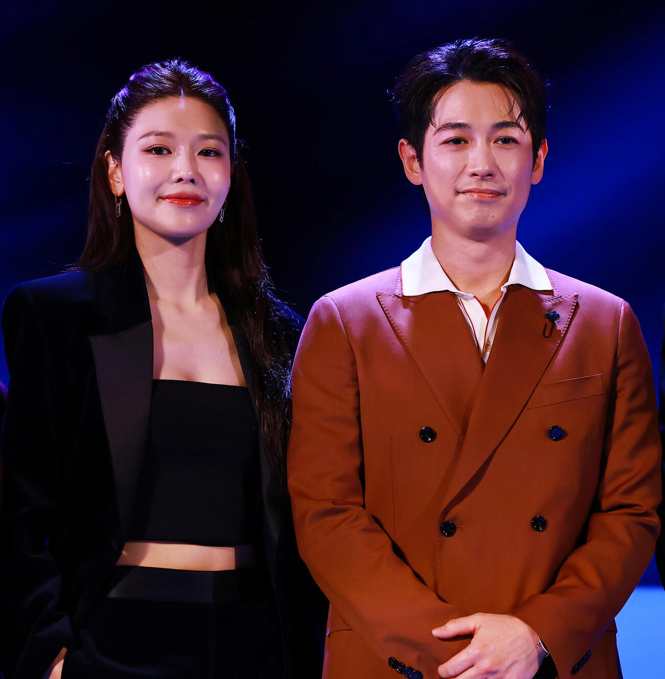 サバイバルオーディション番組「PRODUCE 101 JAPAN　新世界」の記者発表会に登場したSEKAIプロデューサー代表のチェ・スヨン（左）と国民プロデューサー代表のディーン・フジオカ（撮影・野上伸悟）