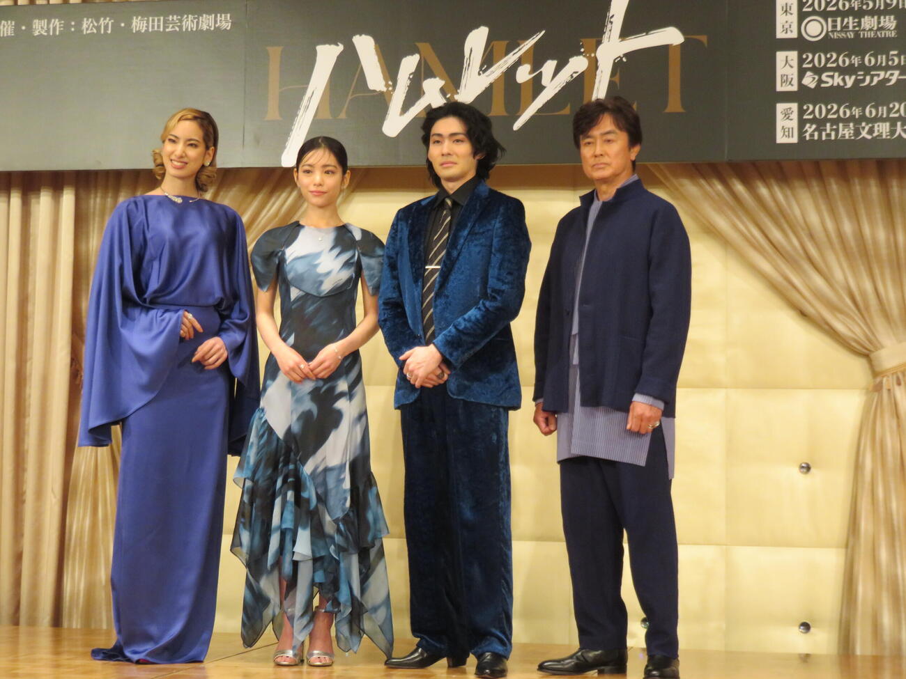 舞台「ハムレット」の製作発表に出席する、左から柚香光、當真あみ、市川染五郎、石黒賢