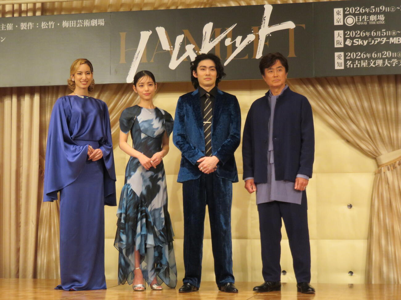 舞台「ハムレット」の製作発表に出席する、左から柚香光、當真あみ、市川染五郎、石黒賢