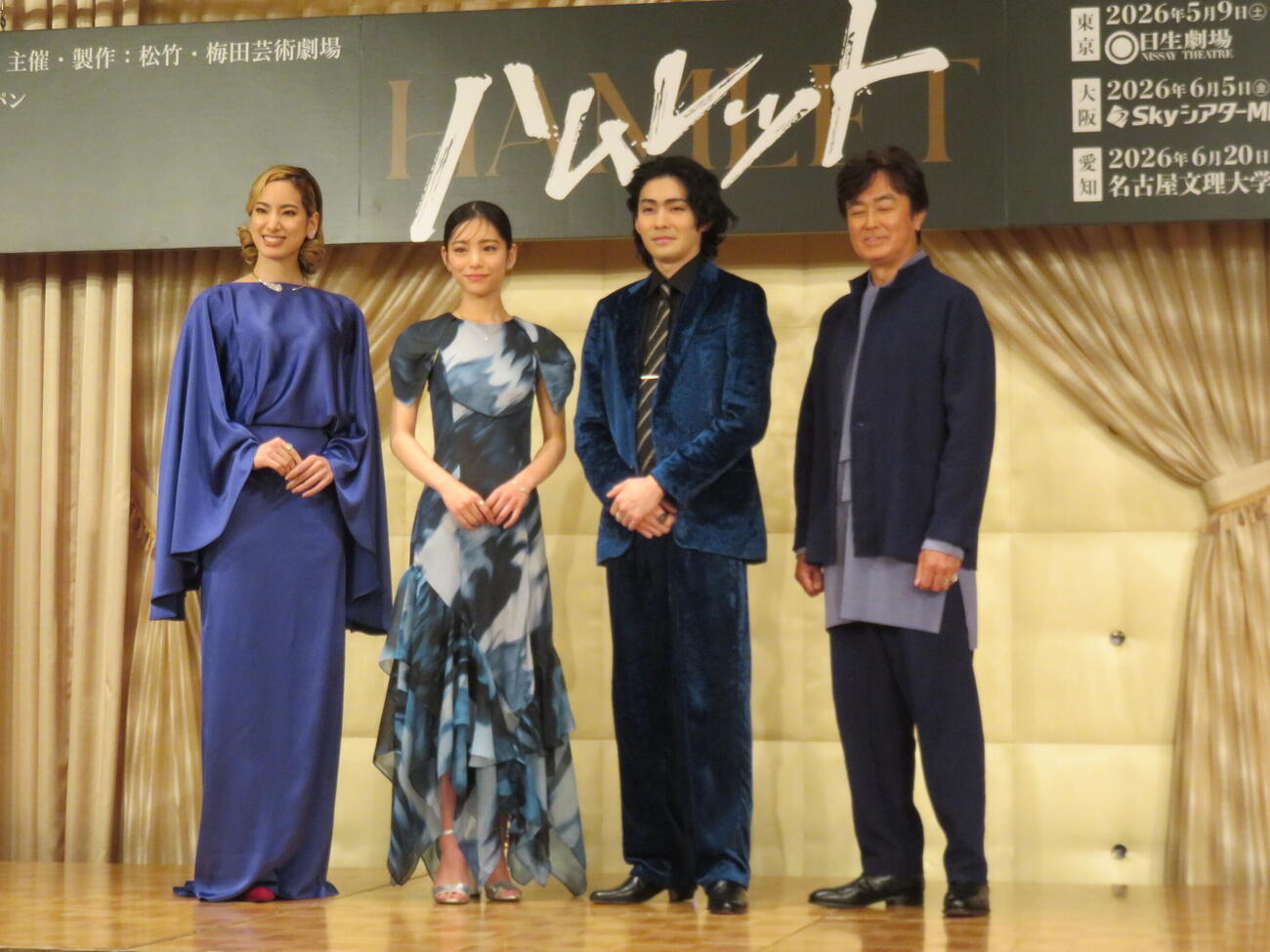 舞台「ハムレット」の製作発表に出席する、左から柚香光、當真あみ、市川染五郎、石黒賢