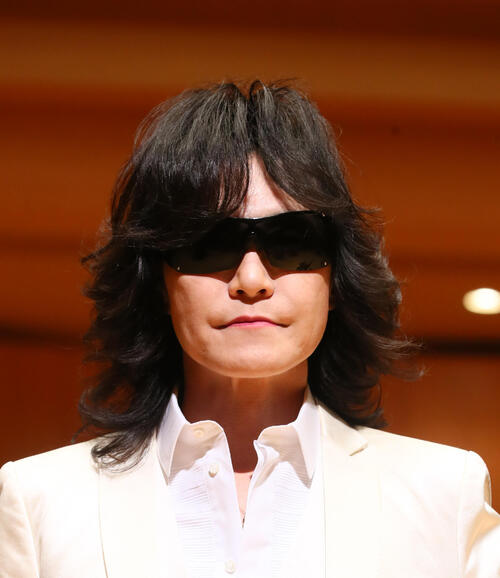 「真矢へ贈る歌」、「龍玄とし」ことX JAPANのToshl「一緒に奏でた大切な曲」弾き語り