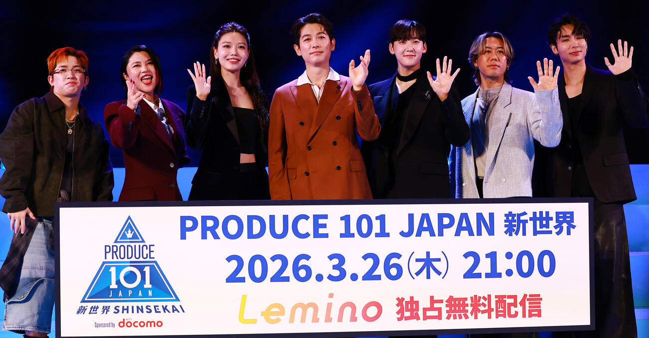 サバイバルオーディション番組「PRODUCE 101 JAPAN　新世界」の記者発表会に登場した、左からダンストレーナーのKAITA、仲宗根梨乃、SEKAIプロデューサー代表のチェ・スヨン、国民プロデューサー代表のディーン・フジオカ、ボーカルトレーナーのKevin Woo、川畑要、ラップトレーナーの安達祐人（撮影・野上伸悟）