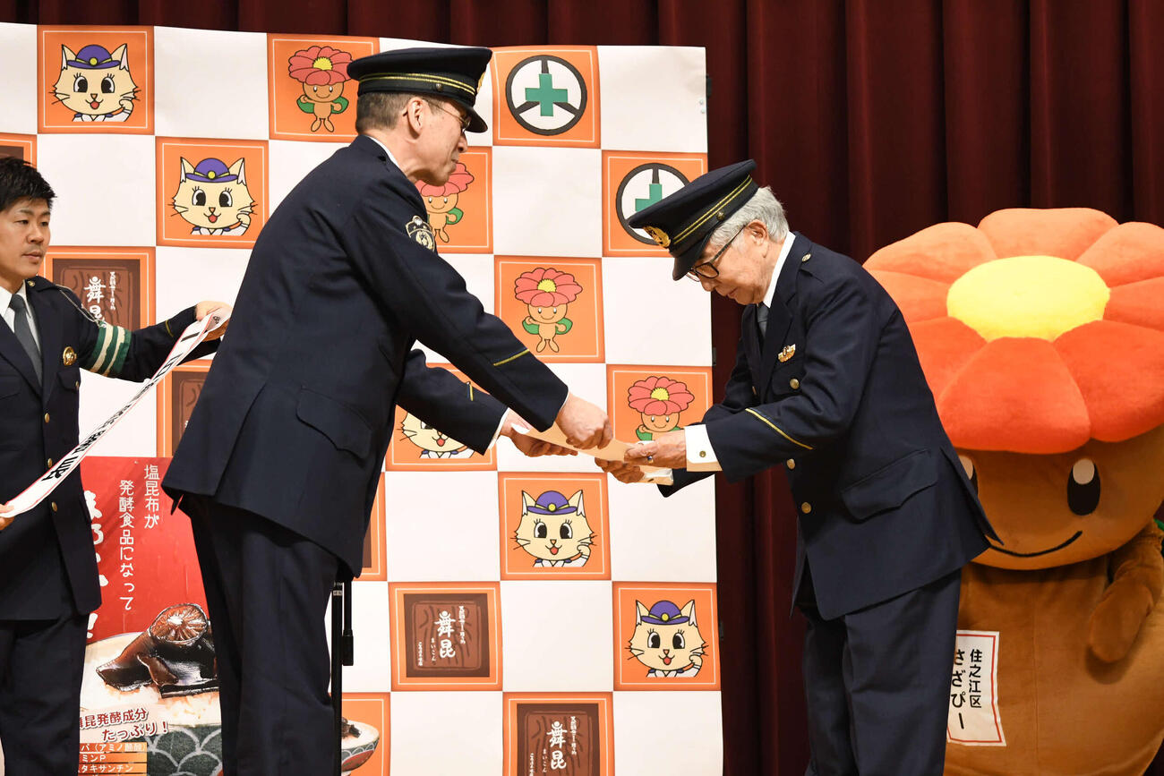 一日警察署長を委嘱される大村崑（撮影・阪口孝志）