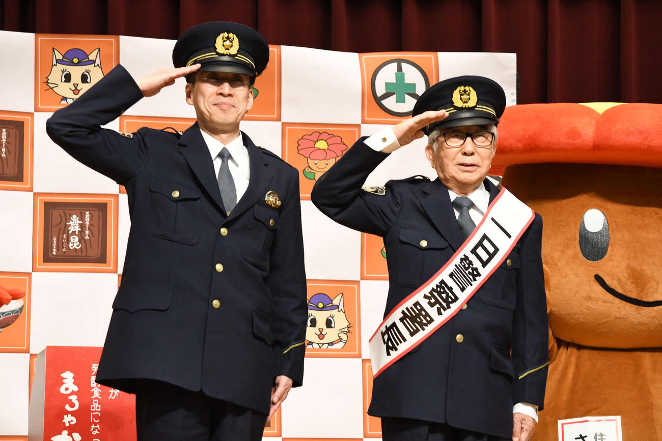 一日警察署長を務めた大村崑（右）と芦谷栄樹住之江警察署長（撮影・阪口孝志）