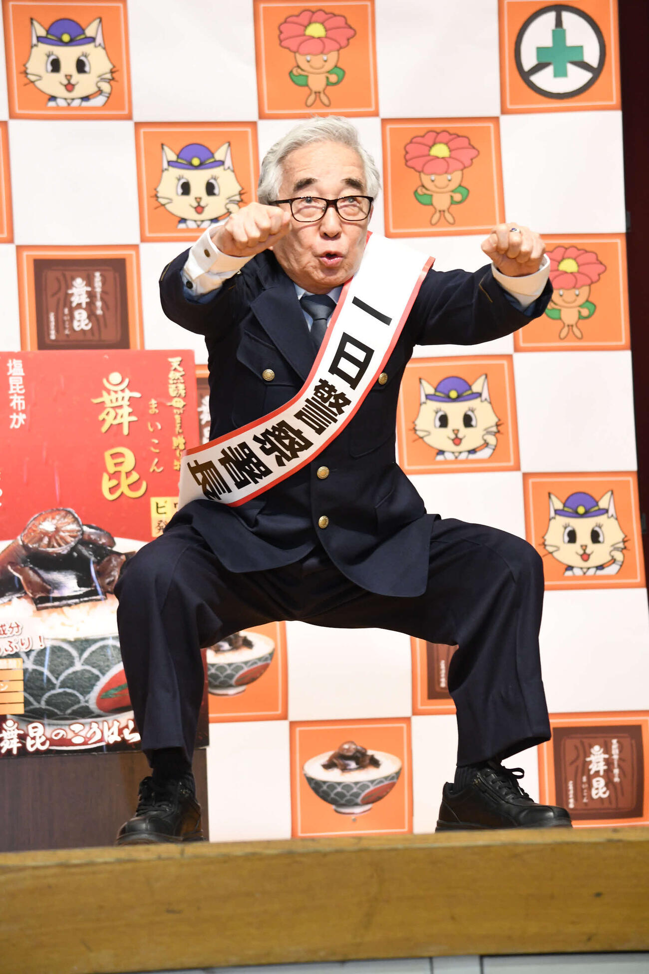 一日警察署長を務め、スクワットで健康をアピールした大村崑（撮影・阪口孝志）