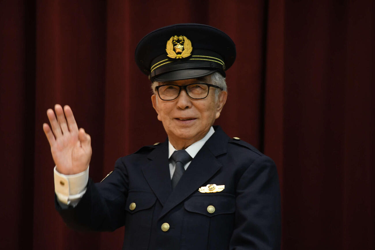 一日警察署長を務めた大村崑（撮影・阪口孝志）