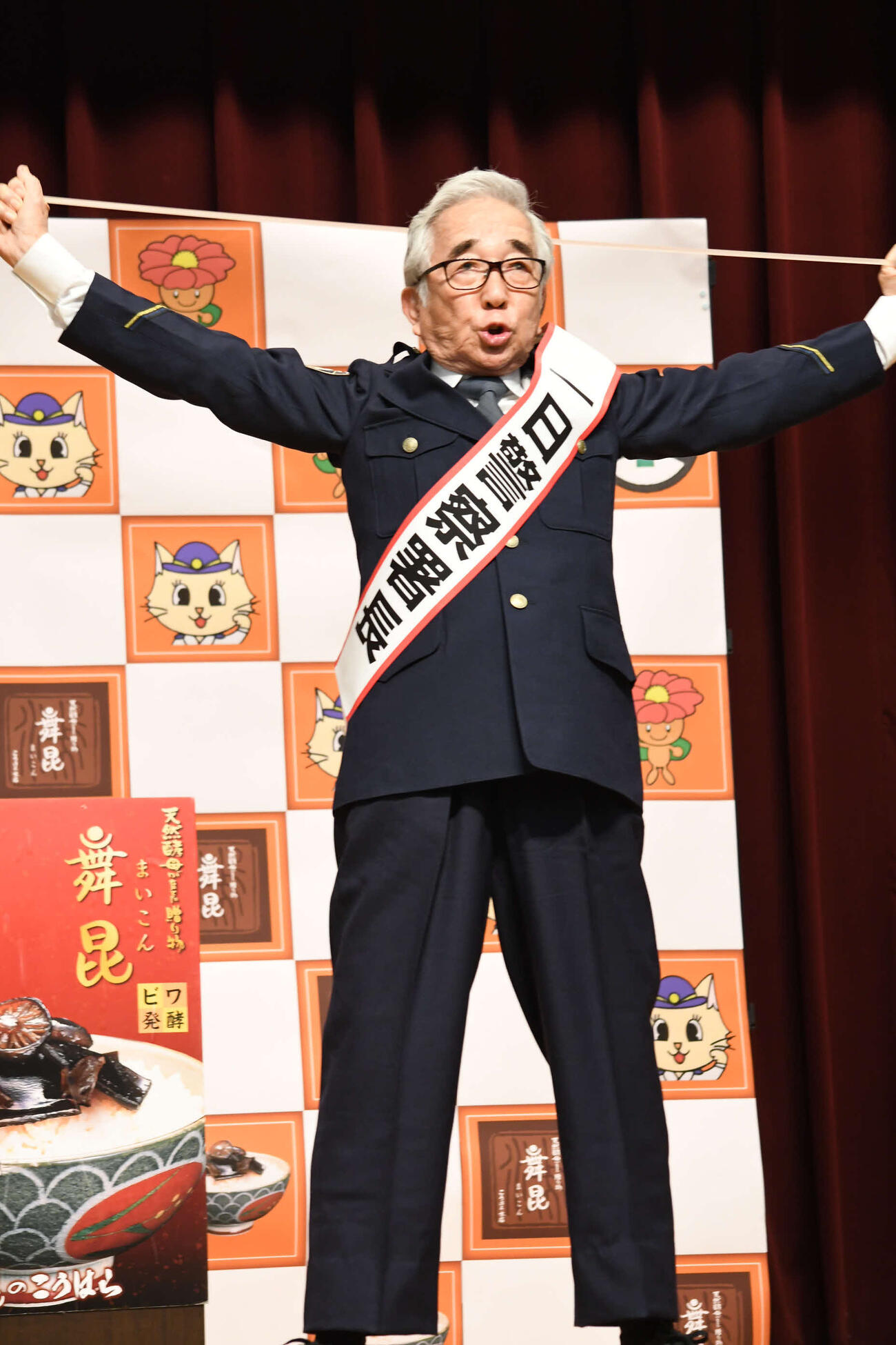 一日警察署長を務め、健康をアピールした大村崑（撮影・阪口孝志）
