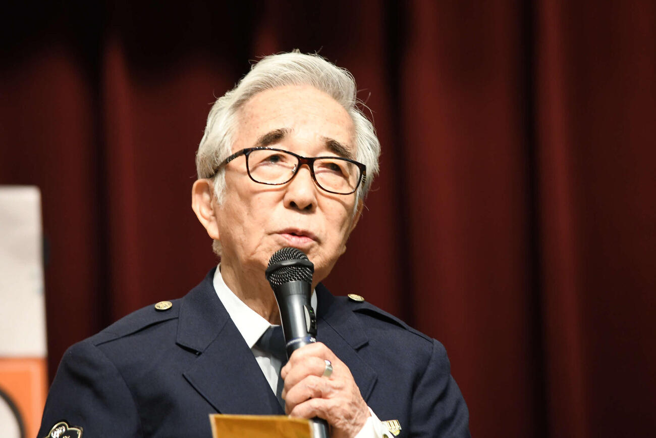 一日警察署長を務めた大村崑（撮影・阪口孝志）