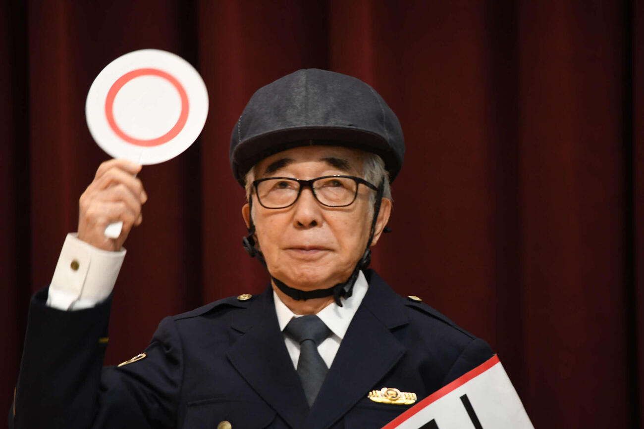 一日警察署長を務めた大村崑（撮影・阪口孝志）