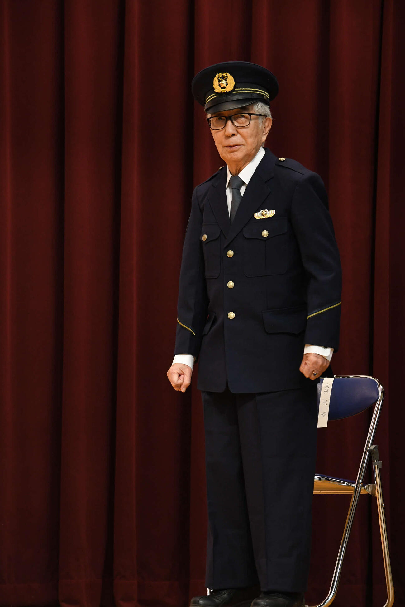 一日警察署長を務めた大村崑（撮影・阪口孝志）