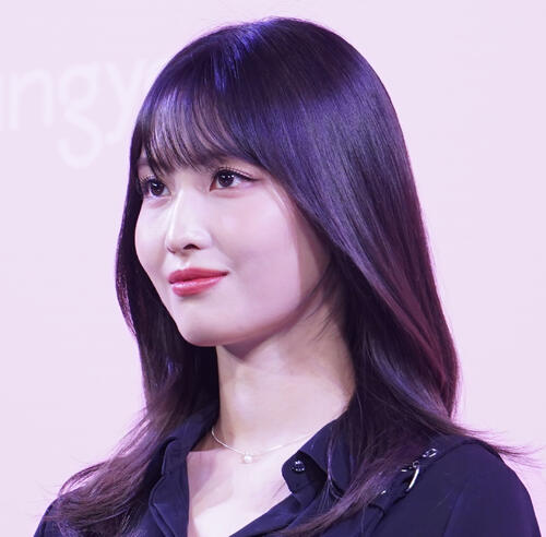TWICEモモ、キャミミニワンピからスラリ脚線美＆谷間チラリ大胆デコルテ「かわいすぎ」