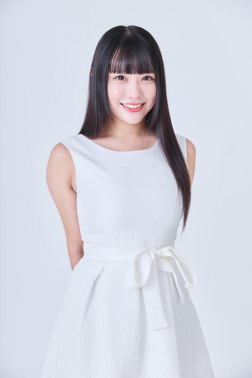 23歳“天然アップルぱい”グラドル　赤チェックビキニ＆マフラーに水着「服着てー！！」