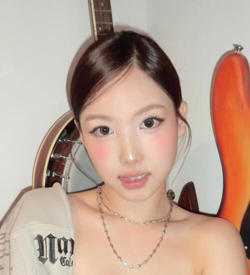 TWICEナヨン、胸元あらわ白＆黒トップス大胆コーデ「見てるだけで癒される」キス顔も披露