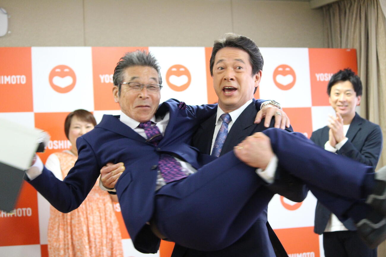 「吉本のりくりゅうコンビです！」と間寛平GMを抱き上げる西川忠志
