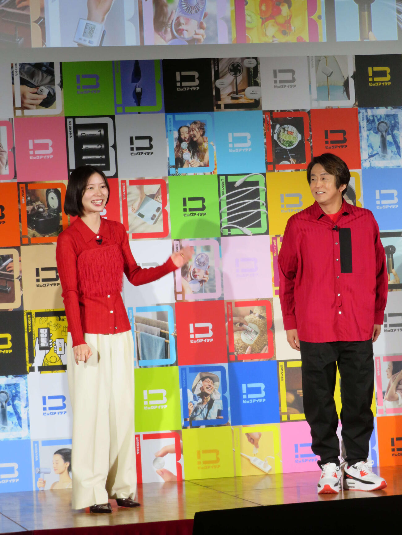 ビックカメラ新オリジナルブランド記者発表会冒頭で、自己紹介した朝日奈央に「なんでやねん」とツッコんだネプチューン堀内健（撮影・村上幸将）