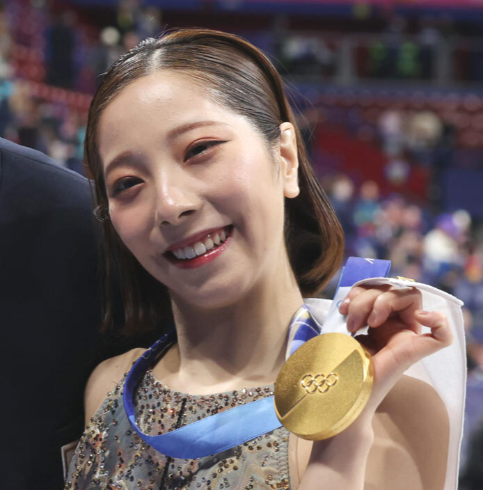 金メダルを手に笑顔の三浦璃来（2026年2月16日撮影）