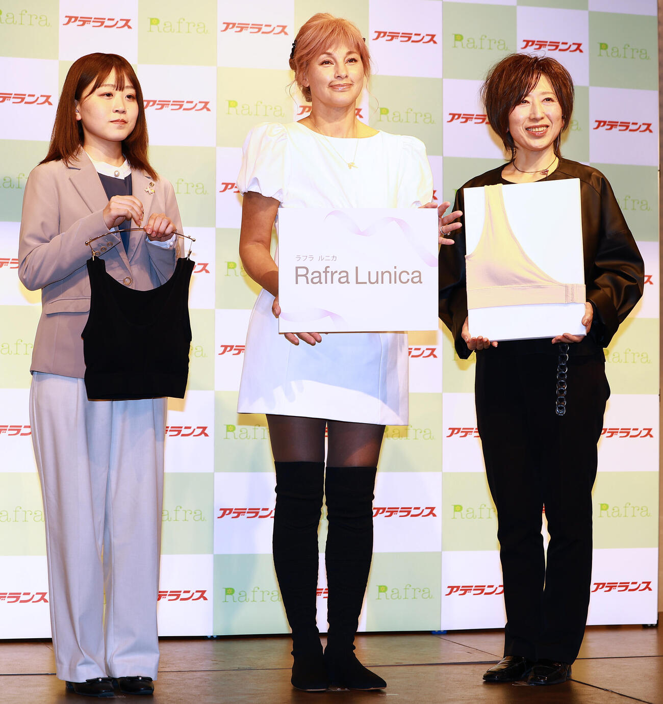 乳がん患者向けのインナーをアデランス共同開発し、会見する梅宮アンナ。左はアデランス渡部瑚乃美氏、右は伊藤あおい氏（2026年2月撮影）