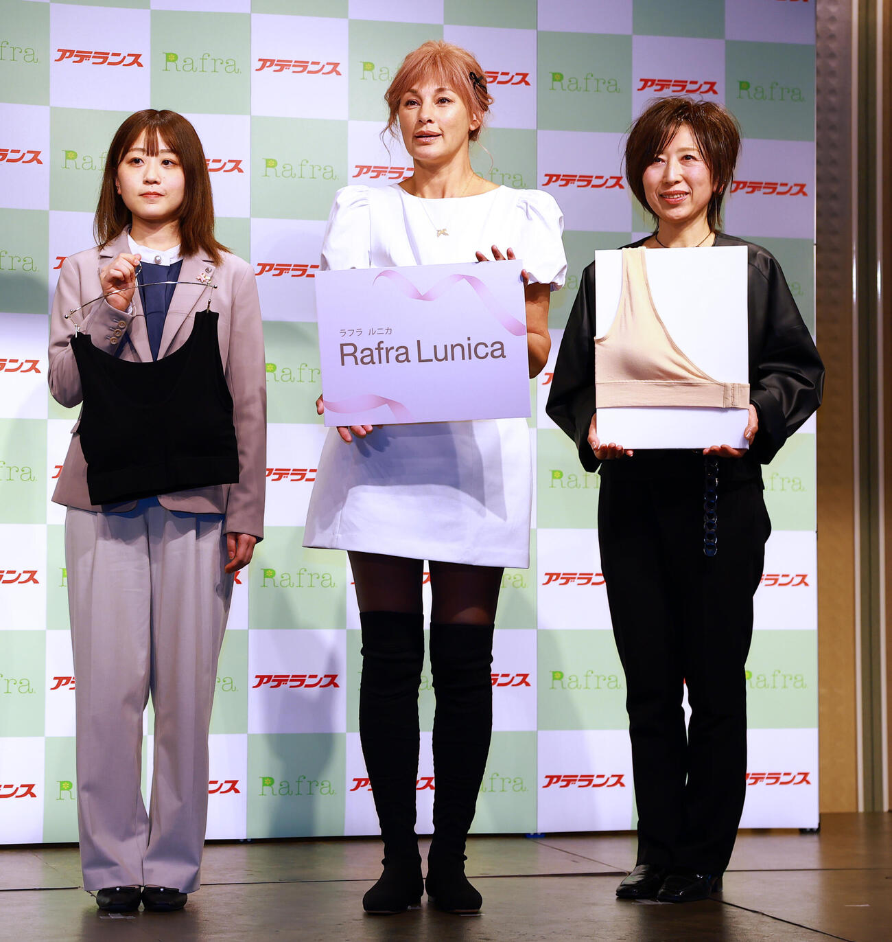 乳がん患者向けのインナーをアデランス共同開発し、会見する梅宮アンナ。左はアデランス渡部瑚乃美氏、右は伊藤あおい氏（2026年2月撮影）