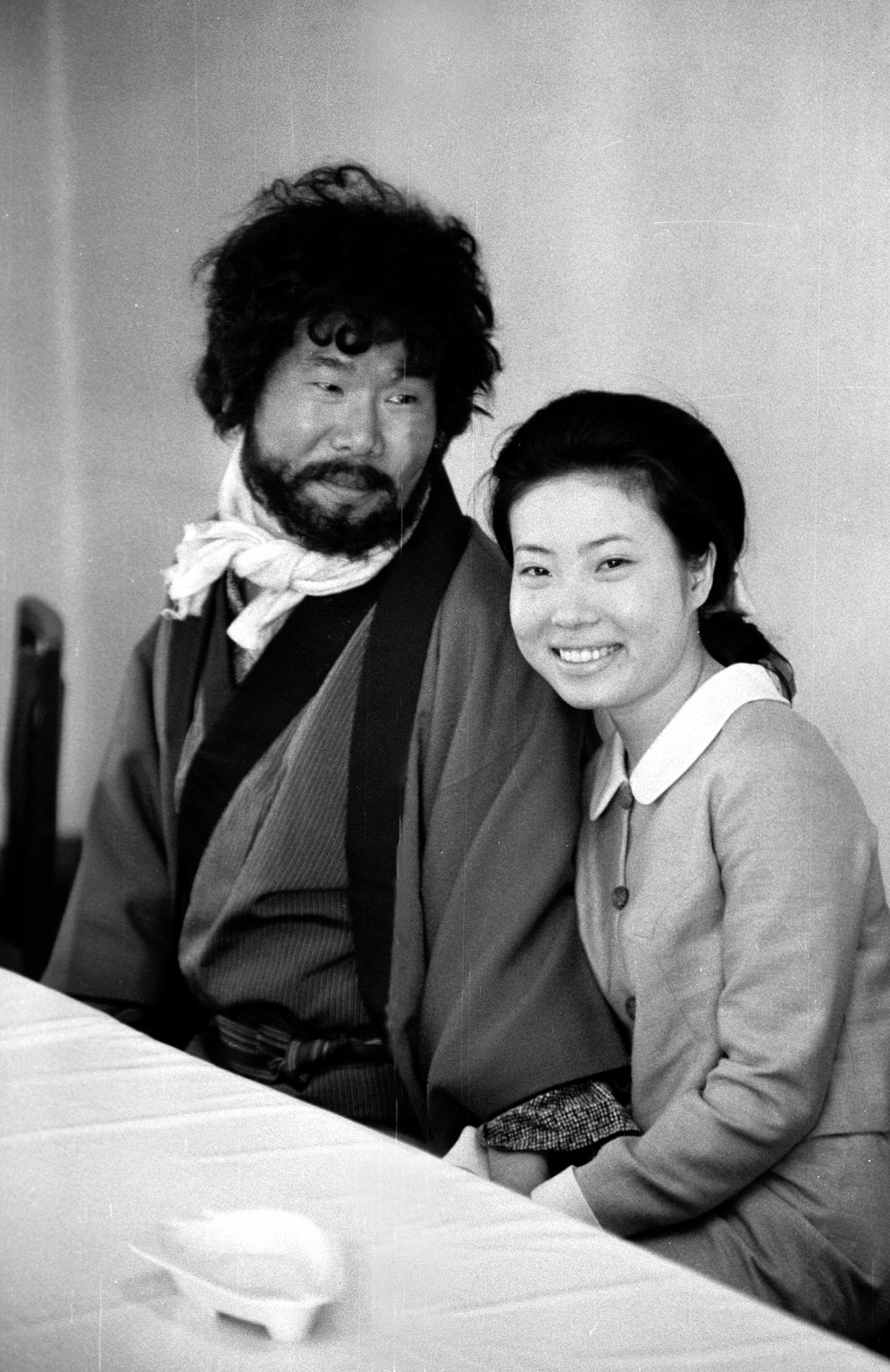 婚約発表を行う渥美清と正子さん（1969年3月撮影）