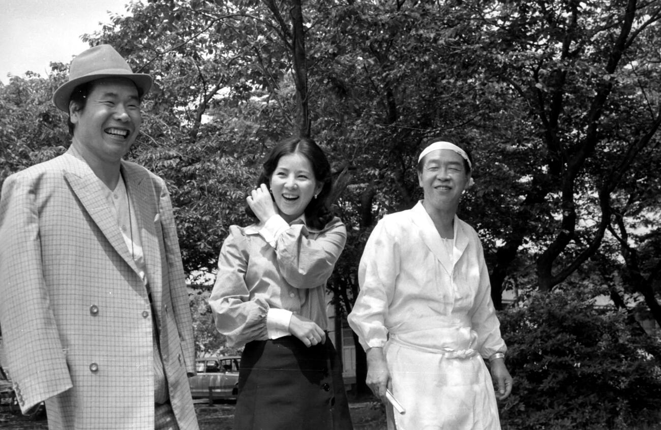 松竹「男はつらいよ・柴又慕情」（監督・山田洋次）で9代目のマドンナとしてOL歌子を演じる吉永小百合(中央）と渥美清（左端）松村達雄（右端）。（1972年5月撮影）