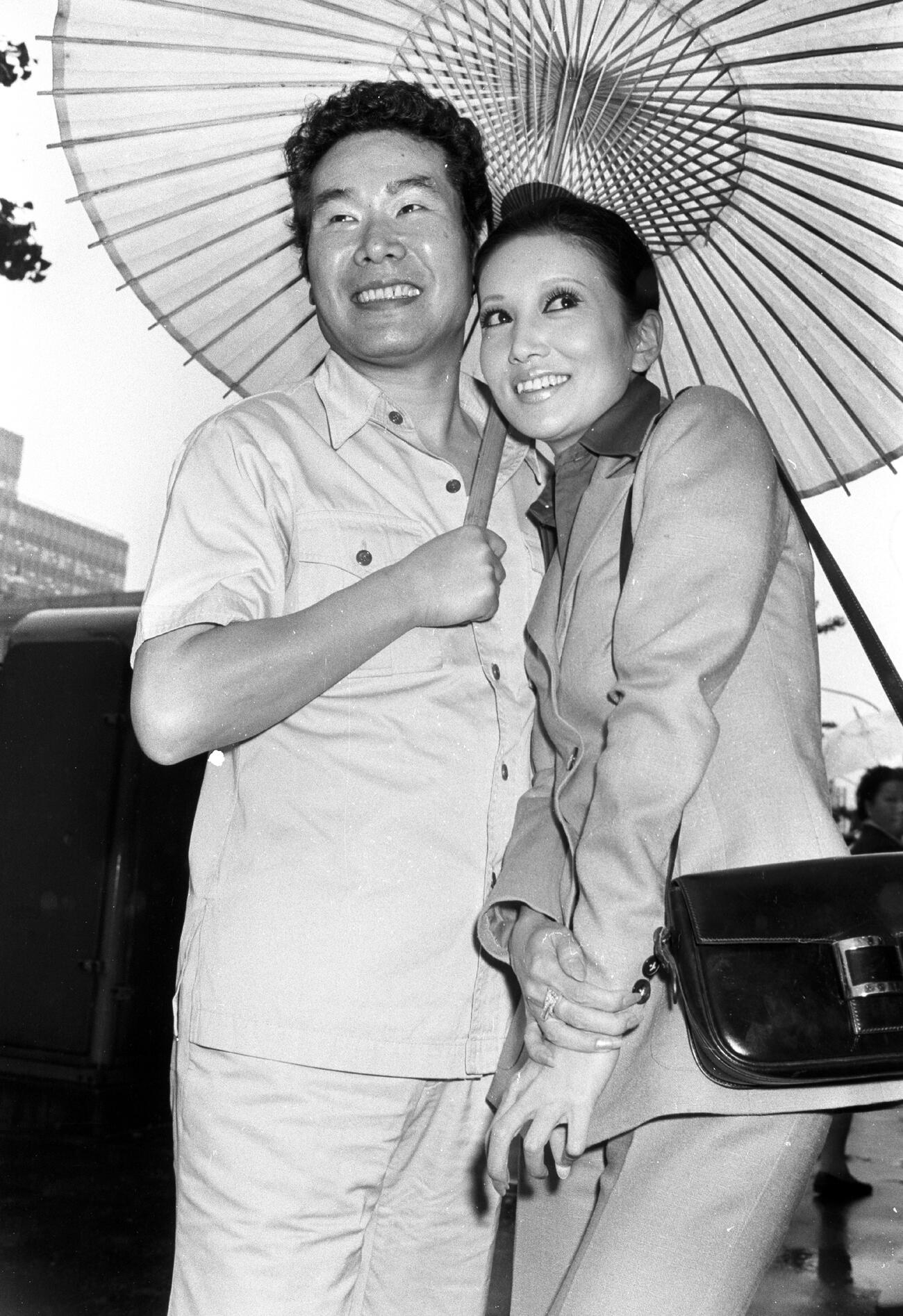 映画「男はつらいよ　寅次郎忘れな草」発表会見で笑顔を見せる主演の渥美清とヒロインの浅丘ルリ子（1973年5月撮影）
