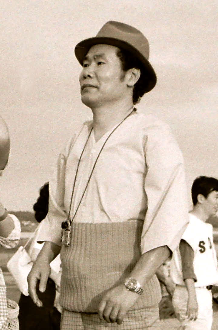 「男はつらいよ　寅さんと殿様」のロケ現場での倍賞千恵子（左）と渥美清（1977年7月撮影）