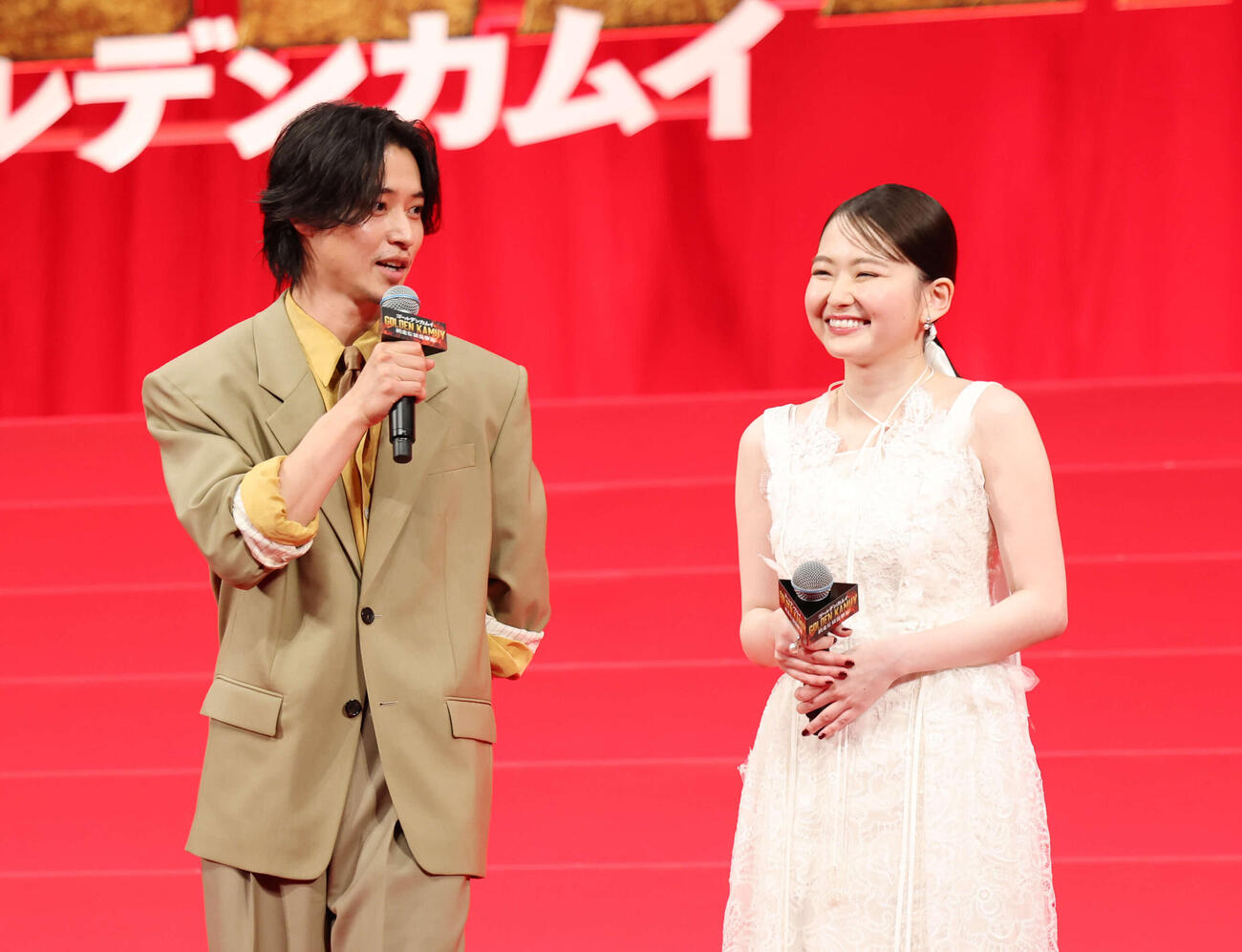 完成披露舞台あいさつで笑顔で話す山﨑賢人（左）と山田杏奈（撮影・増田悦実）