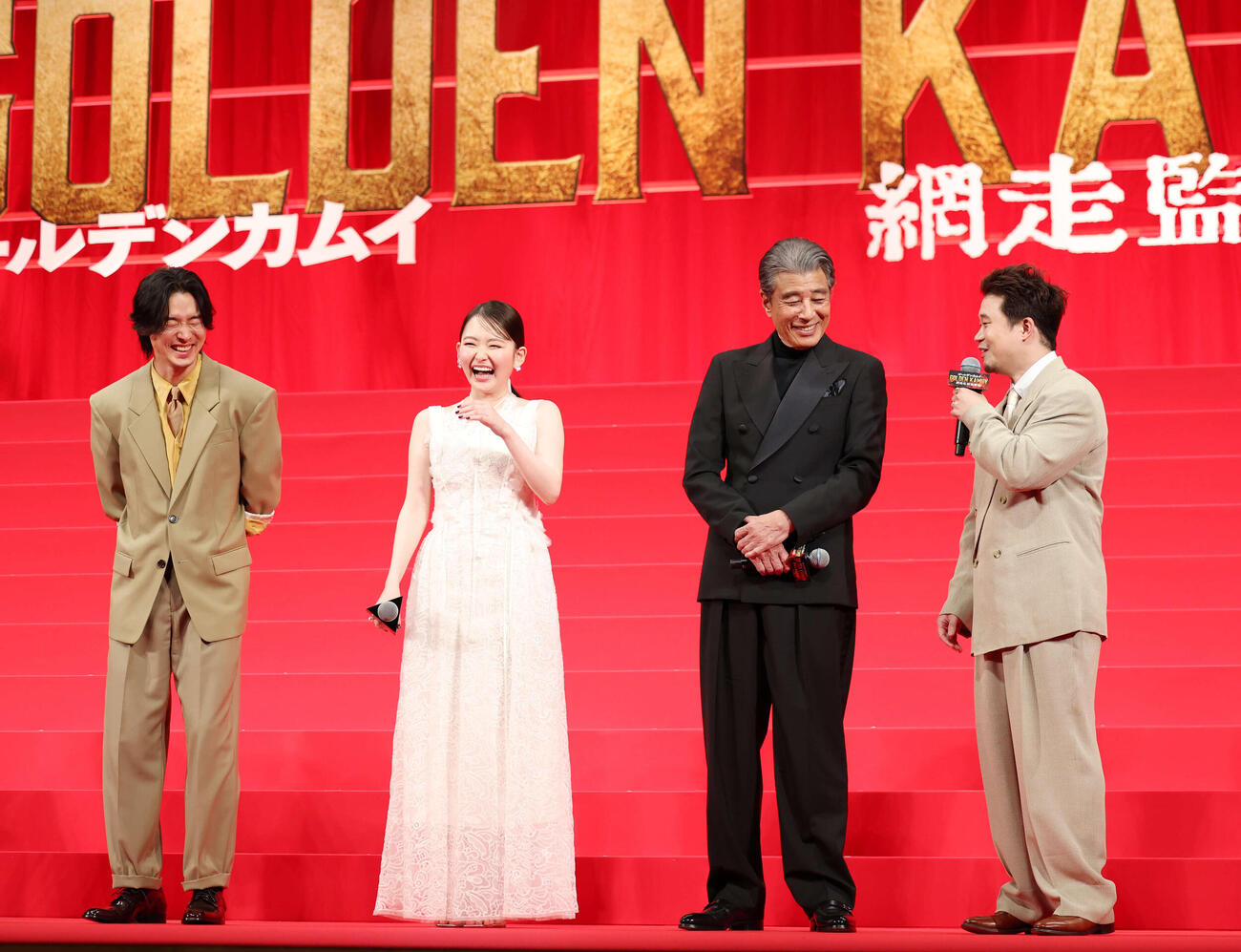 完成披露舞台あいさつで矢本悠馬（右）の話に笑顔を見せる左から山﨑賢人、山田杏奈、舘ひろし（撮影・増田悦実）