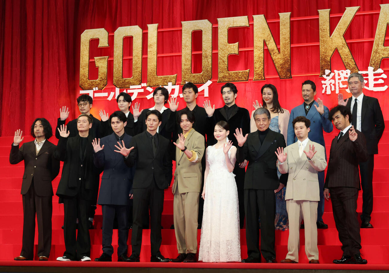 前列左から片桐健滋監督、井浦新、眞栄田郷敦、玉木宏、山﨑賢人、山田杏奈、舘ひろし、矢本悠馬、北村一輝、後列左から和田聰宏、稲葉友、栁俊太郎、工藤阿須加、大谷亮平、高橋メアリージュン、池内博之、杉本哲太（撮影・増田悦実）