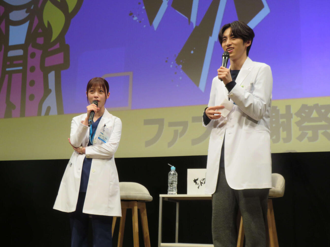 「ヤンドク！」ファン感謝祭に出席した橋本環奈（左）と許豊凡