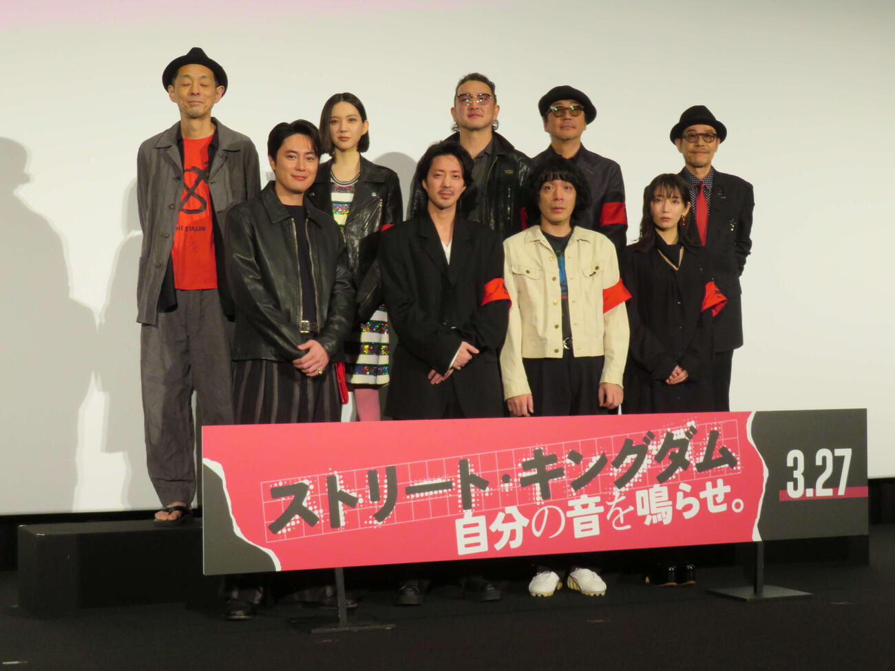 映画「ストリート・キングダム　自分の音を鳴らせ。」ジャパンプレミアに登壇した、前列左から間宮祥太朗、若葉竜也、峯田和伸、吉岡里帆、後列左から宮藤官九郎、中島セナ、中村獅童、大森南朋、田口トモロヲ監督（撮影・村上幸将）